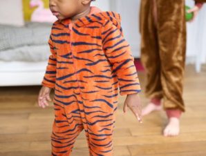 Βρεφική Ολόσωμη Πιτζάμα για Αγόρια Orange Tiger – ΡΟΖ